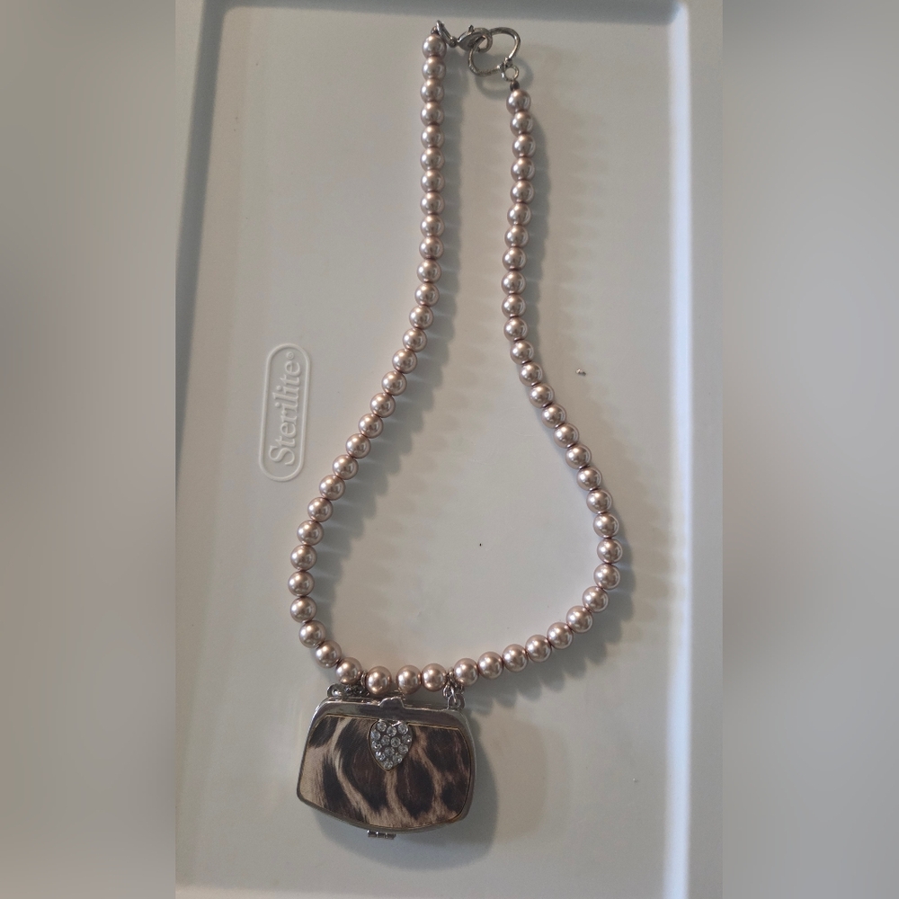 Elegant Leopard Print Pendant Necklace